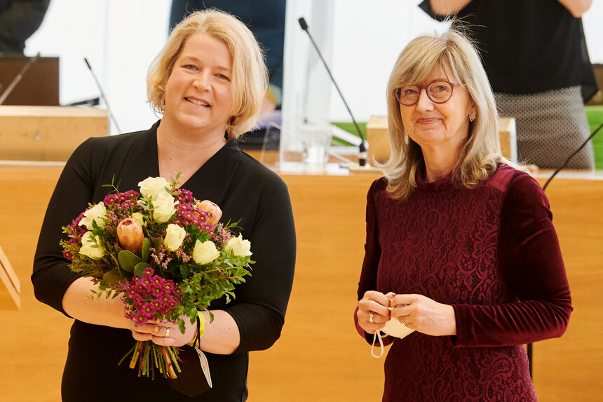 Dr. Juliane Hundert (links) und Vizepräsidentin des Sächsischen Landtags Andrea Dombois stehen im Plenarsaal